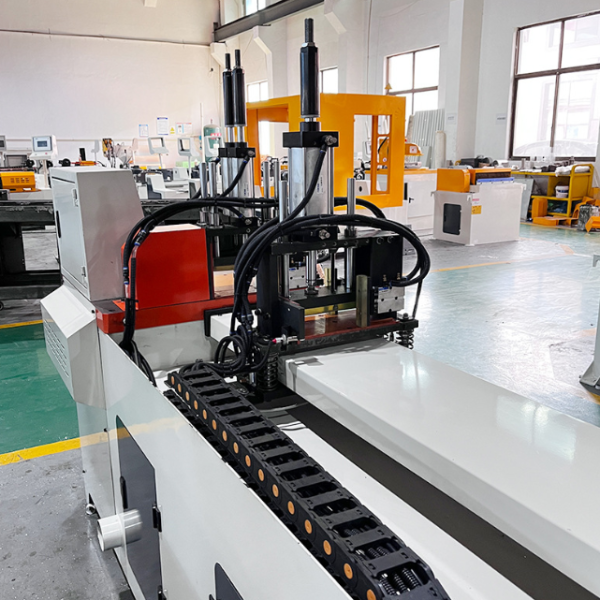 Máy cắt ống nhôm với bộ cấp động cơ servo