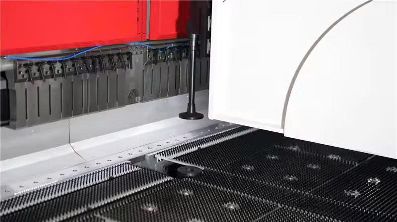 Máy uốn tấm kim loại CNC