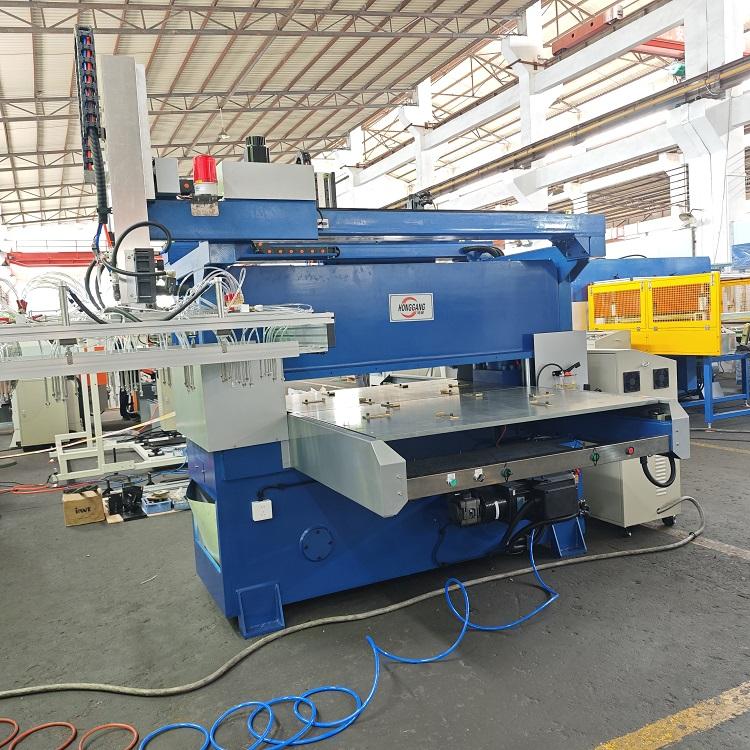 Máy bế thủy lực 4 trụ + bộ gắp phôi tự động Máy bế thủy lực 4 trụ + bộ gắp phôi tự động